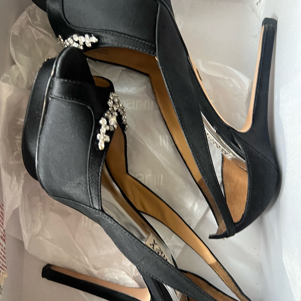 Badgley Mischka Black Heels with Crystal Accents 6.5 EUC 3.5” heel